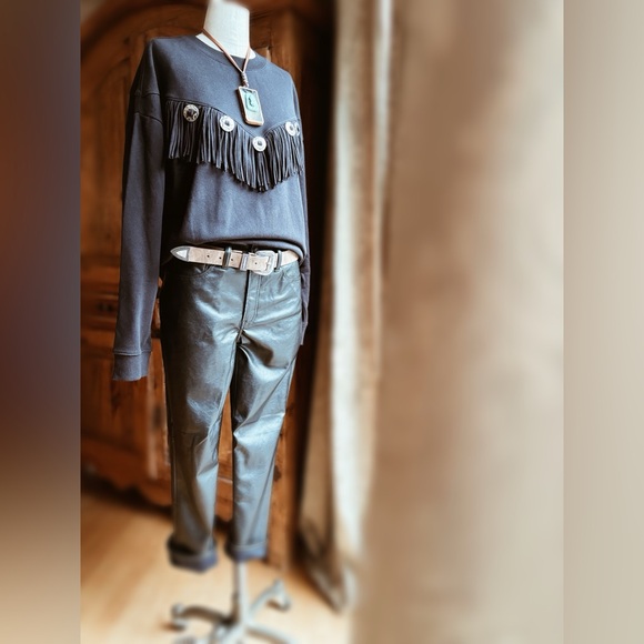 Sweatshirt Black Fringe and Metal Conch - Picture 5 of 8